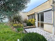 Dans une rue calme, MAISON avec jardin aboré