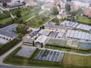 Das etwas größere Anwesen mit Wohngebäuden, Hallen und...