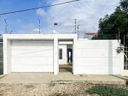 DE ESTRENO CASA CON PATIO CERCA DEL MAR EN COSTA DE ORO