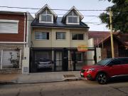 De excelente construccion 4 ambientes con cochera y jardin