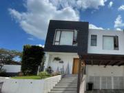 DE VENTA CASA ESQUINERA EN HERMOSA URBANIZACIÓN EN TUMBACO