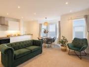 Cozy 1 BR Queen's Parade