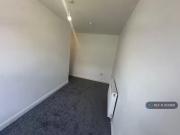 Nice 2 bedroom flat for rent in Duckworth Lane,...