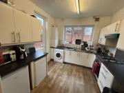 Deal! 6 bedroom end of terrace house for rent in Queens...