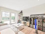 Cozy Flat to rent in Commander Avenue, Colindale, London NW9