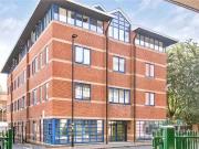 Rental! Flat to rent in Douglas Road, Hounslow TW3