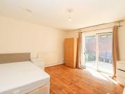 Decent double bedroom with terrace close to Canary Wharf...