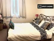 Decorated room in 3 bedroom apartment in Ballinteer, Dublin