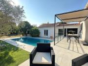 Découvrez cette maison spacieuse et sa belle piscine !