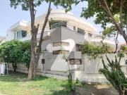 Defence beautiful 10 marla corner house nearest to park...