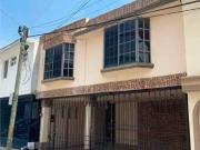 DEL PASEO RESIDENCIAL. CASA DE DOS PISOS Y BUEN PATIO...