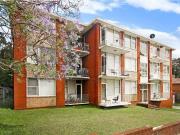Delicate double brick unit in a good location! Delicate double brick unit in a good location!