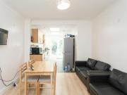 Delightful double bedroom near the East Acton tube Has a...