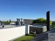 Den Arbeitsalltag im eigenen Whirlpool auf der riesigen...