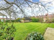 Denison Close, London N2, 2 bed flat to rent, £2,000 pcm...