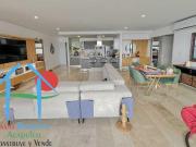 Depa en venta en Zona Dorada. Con 4 recámaras y vista al mar