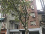 Departamento 2 ambientes en primer piso con amplio patio