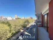 Departamento 3 amb. al frente con balcón, 2 baños. CENTRO