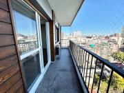 Departamento 3 ambientes con balcón en piso alto en Recoleta