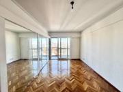Departamento 3 ambientes con balcón en piso alto en Recoleta
