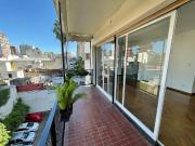 Departamento 4 ambientes con balcón y cochera en...