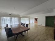 Departamento 5 ambientes con dependencia de servicio,...