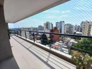 Departamento al frente con balcón amplio y parrilla piso...
