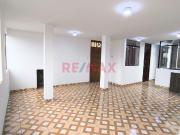 Departamento Amplio En Avenida Comercial – Ideal Para...