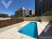 Departamento con balcón en piso alto. Piscina, SUM, Baulera