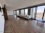 Departamento con cuarto de servicio. Altos de Juriquilla...