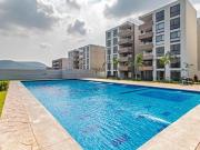 Departamento con vigilancia, alberca, cancha de tenis y más.