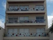 DEPARTAMENTO de 2 AMBIENTES CON COCHERA CUBIERTA