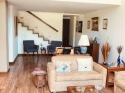 Departamento de 2 pisos con jardin privado en las...