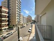 Departamento de 4 ambientes al frente, con balcón saliente