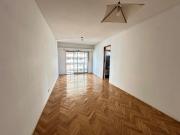 Departamento de 3 ambientes con balcón al frente en...