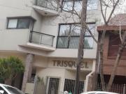 Departamento de 3 ambientes, con patio y cochera