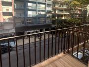 Departamento de dos ambientes a la calle con balcón