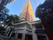 Departamento de dos ambientes. Piso alto. Vista abierta....