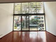 Departamento de dos niveles con doble altura y balcones