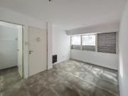 Departamento de pasillo de 1 dormitorio con patio frente...