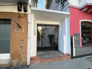 Departamento de pasillo en excelente ubicación. 2 patios
