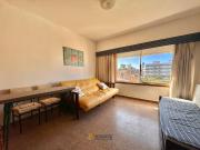 Departamento de un ambiente frente al mar