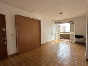 Departamento de un dormitorio con balcón, centro