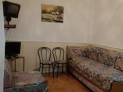 Departamento dos ambientes al lateral. Estado original...