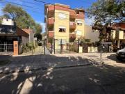 DEPARTAMENTO DOS AMBIENTES CON COCHERA A METROS DE AV....