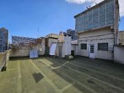 Departamento dos ambientes con dependencia al lateral...