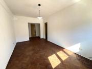 Departamento dos dormitorios con patio sobre calle...