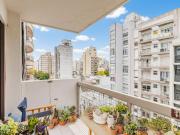 Departamento dos habitaciones y balcón al frente en Esq....