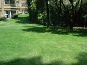 Departamento en 2 niveles, con vista verde. Gran jardín...