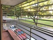 Departamento en al frente con balcón